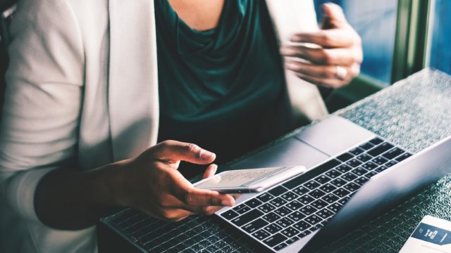 businesswoman-busy-computer-1080855